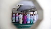 Aktivitas di masjid tampak biasa dan normal. Para pegawai dan karwayan tampak melaksanakan salat zuhur.