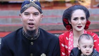 Ahmad Dhani, Mulan dan putranya, Ahmad Syailendra Airlangga saat ditemui di kawasan Cisarua, Bogor, Jawa Barat pada Selasa (10/1/2017). Pool/Ismail/detikFoto.
