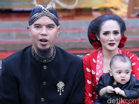 Kiswinar Gandakan Laporan atas Mario Teguh, Laudya Chyntia Bella Fitting Baju