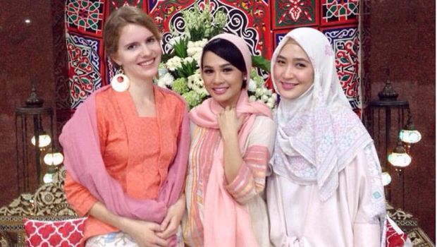 Foto: Pesona Hijab Dias Kinanthi, Adik Bungsu Penyanyi Andien