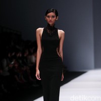 Koleksi desainer asal korea selatan Lie Sang Bong mengusung tema Fashion Futures Jakarta Fashion Week 2017. di Senayan City. Jakarta. [Foto: Mohammad Abduh/Wolipop]