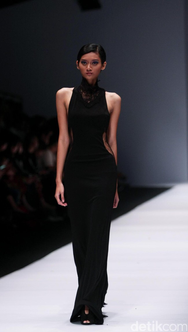 Koleksi desainer asal korea selatan Lie Sang Bong mengusung tema Fashion Futures Jakarta Fashion Week 2017. di Senayan City. Jakarta. [Foto: Mohammad Abduh/Wolipop]