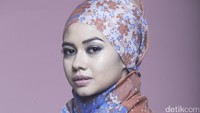 Beberapa waktu lalu ia juga tampil dengan hijab saat pemotretan dengan tim detikHOT. Pool/Asep Syaifullah/detikFoto.