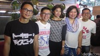Di hari yang sama, rekan-rekannya di grup musik pelantun Goyang Duyu itu sedang berada di Palembang sebelum tampil di Tanjung Enim. Veynindia Esaloni Pardede/detikHOT