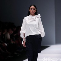 Koleksi desainer asal korea selatan Lie Sang Bong mengusung tema Fashion Futures Jakarta Fashion Week 2017. di Senayan City. Jakarta. [Foto: Mohammad Abduh/Wolipop]