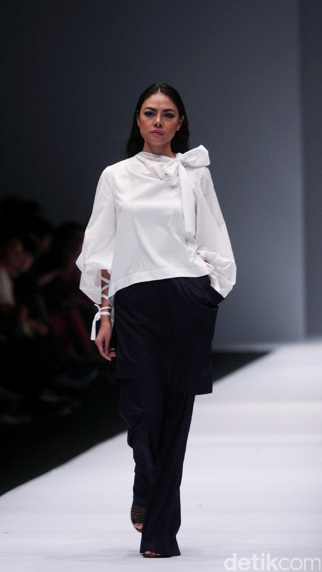 Koleksi desainer asal korea selatan Lie Sang Bong mengusung tema Fashion Futures Jakarta Fashion Week 2017. di Senayan City. Jakarta. [Foto: Mohammad Abduh/Wolipop]