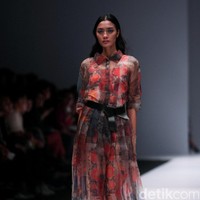 Koleksi desainer asal korea selatan Lie Sang Bong mengusung tema Fashion Futures Jakarta Fashion Week 2017. di Senayan City. Jakarta. [Foto: Mohammad Abduh/Wolipop]