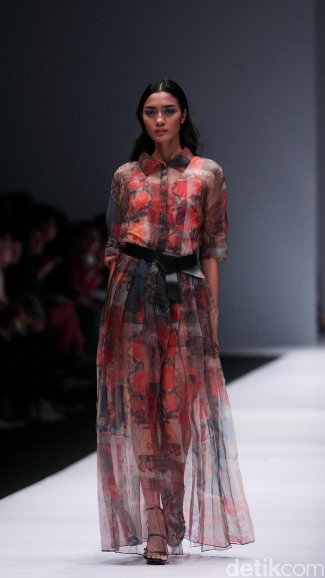 Koleksi desainer asal korea selatan Lie Sang Bong mengusung tema Fashion Futures Jakarta Fashion Week 2017. di Senayan City. Jakarta. [Foto: Mohammad Abduh/Wolipop]