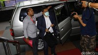 Anas turun dari mobil dan langsung memasuki gedung KPK.