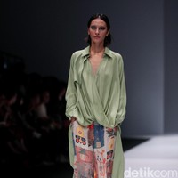 Koleksi desainer asal korea selatan Lie Sang Bong mengusung tema Fashion Futures Jakarta Fashion Week 2017. di Senayan City. Jakarta. [Foto: Mohammad Abduh/Wolipop]