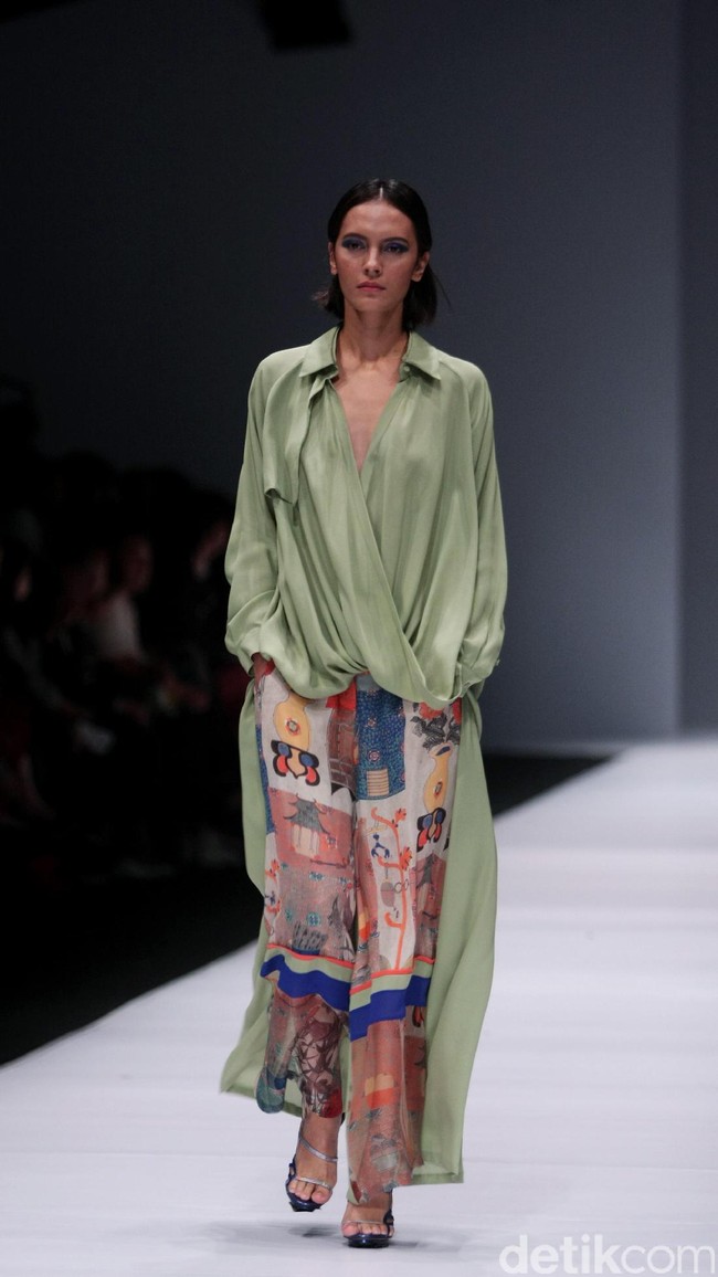 Koleksi desainer asal korea selatan Lie Sang Bong mengusung tema Fashion Futures Jakarta Fashion Week 2017. di Senayan City. Jakarta. [Foto: Mohammad Abduh/Wolipop]