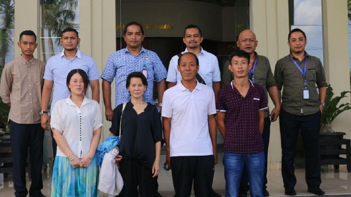 Imigrasi Cirebon Deportasi Empat TKA Asal China