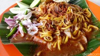 Kalau ke sini jangan sampai melewatkan mie Aceh. Kuahnya yang cokelat kemerahan memiliki tekstur kental berempah. Makin enak dipadu dengan mie yang kenyal, aneka seafood serta tauge dan emping renyah.