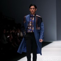 Koleksi desainer asal korea selatan Lie Sang Bong mengusung tema Fashion Futures Jakarta Fashion Week 2017. di Senayan City. Jakarta. [Foto: Mohammad Abduh/Wolipop]
