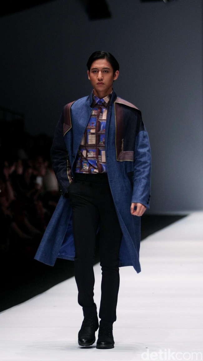 Koleksi desainer asal korea selatan Lie Sang Bong mengusung tema Fashion Futures Jakarta Fashion Week 2017. di Senayan City. Jakarta. [Foto: Mohammad Abduh/Wolipop]