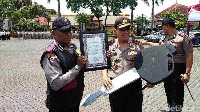 Polisi Humanis ini Mendapat Penghargaan dari Kapolda Jatim