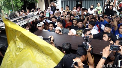 Jenazah Kiper Arema Tiba di Rumah Duka