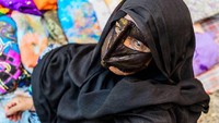 Wanita Bandari memiliki ciri khusus dibandingkan dengan masyarakat Iran yang lain. Mereka bukan hanya menggunakan hijab tapi juga topeng wajah (BBC)