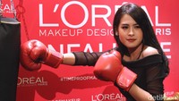 Dara berusia 21 tahun itu berpose dengan sarung tinju. Pool/Ismail/detikFoto.