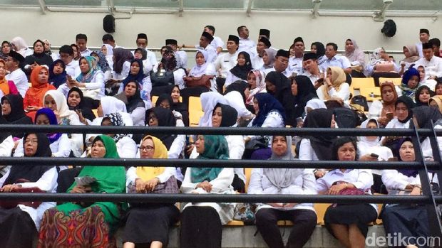 1.300 Eselon III dan IV Pemprov Riau Dilantik di Stadion Utama