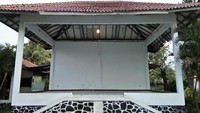 Di seberang gereja ada panggung yang bisa digunakan oleh masyarakat Kampung Tugu. Biasanya masyarakat menggunakan tempat ini untuk acara festival, siapa saja boleh memakainya. Toleransi umat beragama sangat terasa di kawasan Kampung Tugu (Bona/detikTravel)