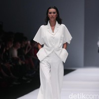 Koleksi desainer asal korea selatan Lie Sang Bong mengusung tema Fashion Futures Jakarta Fashion Week 2017. di Senayan City. Jakarta. [Foto: Mohammad Abduh/Wolipop]