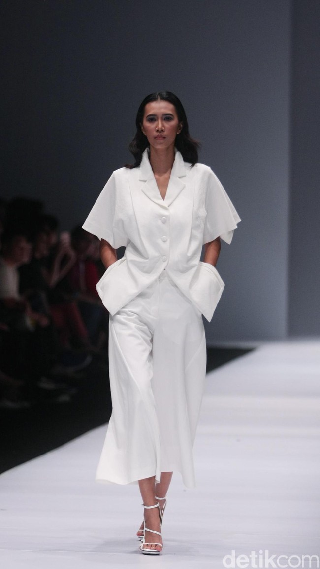 Koleksi desainer asal korea selatan Lie Sang Bong mengusung tema Fashion Futures Jakarta Fashion Week 2017. di Senayan City. Jakarta. [Foto: Mohammad Abduh/Wolipop]