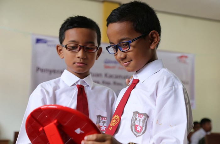 PT Astra International Tbk membagikan 2.000 kacamata untuk anak-anak di 81 sekolah di sembilan kecamatan, Kabupaten Natuna, Provinsi Kepulauan Riau.