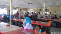 Masuk ke dalam rumah makan, kita bisa memilih meja, atau lesehan di belakang rumah makannya. Menu seafood adalah andalan dari rumah makan ini (Fitraya/detikTravel)