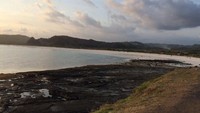Yang pertama adalah Tanjung Aan. Pantai ini jika dilihat dari atas bukit tampak melengkung dengan cantiknya, berpasir putih dan air lautnya tampak biru kehijauan (Masaul/detikTravel)