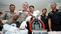 Kapolda Metro Jaya Irjen M Iriawan menunjukkan barang bukti.