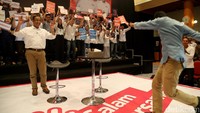 Aksi Anies dan Sandiaga di atas panggung.