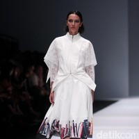Koleksi desainer asal korea selatan Lie Sang Bong mengusung tema Fashion Futures Jakarta Fashion Week 2017. di Senayan City. Jakarta. [Foto: Mohammad Abduh/Wolipop]
