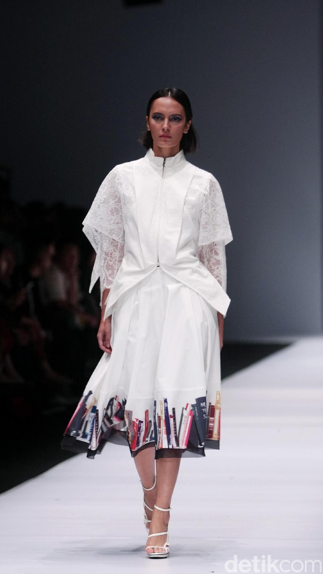 Koleksi desainer asal korea selatan Lie Sang Bong mengusung tema Fashion Futures Jakarta Fashion Week 2017. di Senayan City. Jakarta. [Foto: Mohammad Abduh/Wolipop]