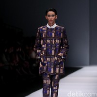 Koleksi desainer asal korea selatan Lie Sang Bong mengusung tema Fashion Futures Jakarta Fashion Week 2017. di Senayan City. Jakarta. [Foto: Mohammad Abduh/Wolipop]