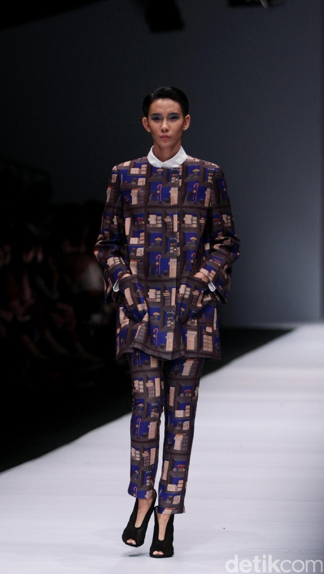 Koleksi desainer asal korea selatan Lie Sang Bong mengusung tema Fashion Futures Jakarta Fashion Week 2017. di Senayan City. Jakarta. [Foto: Mohammad Abduh/Wolipop]