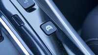 Untuk memaksimalkan energi, Honda Accord Hybrid menggunakan Deceleration Selectors. Fungsinya serupa dengan transmisi Paddle Shift, dimana sistem ini memungkinkan pengemudi untuk memindahkan gigi kedalam 4 level berbeda untuk memaksimalkan pengereman. Foto: Pool (Motor1)