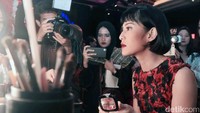 Menurutnya make-up adalah keharusan. Pool/Ismail/detikFoto.