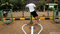 Seorang warga memanfaatkan fasilitas fitnes di GOR Sunter.