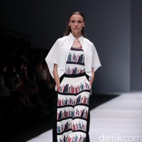 Koleksi desainer asal korea selatan Lie Sang Bong mengusung tema Fashion Futures Jakarta Fashion Week 2017. di Senayan City. Jakarta. [Foto: Mohammad Abduh/Wolipop]