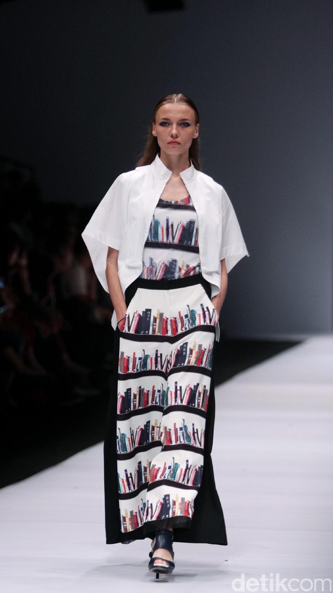 Koleksi desainer asal korea selatan Lie Sang Bong mengusung tema Fashion Futures Jakarta Fashion Week 2017. di Senayan City. Jakarta. [Foto: Mohammad Abduh/Wolipop]