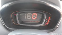 Renault Kwid dibekali dengan instrument cluster digital. Instrument cluster itu menampilkan beberapa informasi seperti kecepatan (speedometer), total jarak yang telah ditempuh mobil dari kondisi baru, total jarak yang telah ditempuh mobil dari terakhir di-reset, rata-rata konsumsi bahan bakar, konsumsi bahan bakar realtime, hingga kecepatan rata-rata yang telah ditempuh sejak terakhir di-reset.