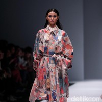 Koleksi desainer asal korea selatan Lie Sang Bong mengusung tema Fashion Futures Jakarta Fashion Week 2017. di Senayan City. Jakarta. [Foto: Mohammad Abduh/Wolipop]