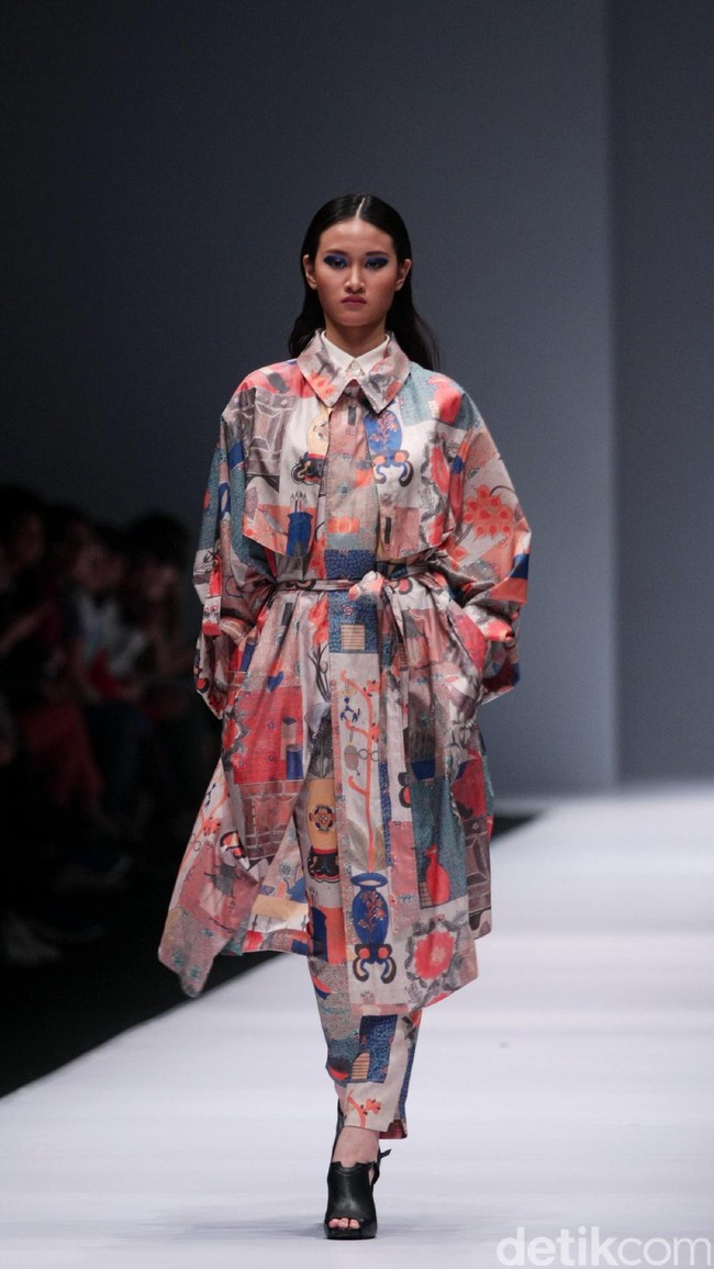 Koleksi desainer asal korea selatan Lie Sang Bong mengusung tema Fashion Futures Jakarta Fashion Week 2017. di Senayan City. Jakarta. [Foto: Mohammad Abduh/Wolipop]