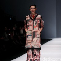 Koleksi desainer asal korea selatan Lie Sang Bong mengusung tema Fashion Futures Jakarta Fashion Week 2017. di Senayan City. Jakarta. [Foto: Mohammad Abduh/Wolipop]