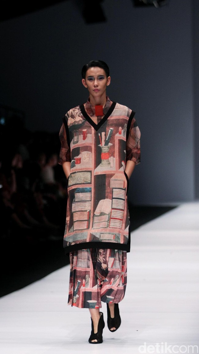 Koleksi desainer asal korea selatan Lie Sang Bong mengusung tema Fashion Futures Jakarta Fashion Week 2017. di Senayan City. Jakarta. [Foto: Mohammad Abduh/Wolipop]