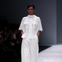 Koleksi desainer asal korea selatan Lie Sang Bong mengusung tema Fashion Futures Jakarta Fashion Week 2017. di Senayan City. Jakarta. [Foto: Mohammad Abduh/Wolipop]