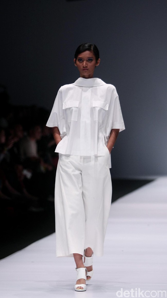 Koleksi desainer asal korea selatan Lie Sang Bong mengusung tema Fashion Futures Jakarta Fashion Week 2017. di Senayan City. Jakarta. [Foto: Mohammad Abduh/Wolipop]