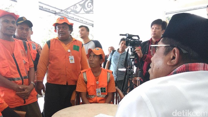 Puluhan PHL Kebersihan Adukan Pemutusan Kerja ke Sumarsono