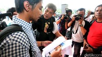 Ketua Pewarta Foto Indonesia (PFI) Lucky Pransiska memasuki Mapolda Metro Jaya. Dalam keterangannya, Lucky menegaskan bahwa PFI tidak memberikan dukungan atau pun berafiliasi dengan pihak mana pun. Tudingan itu, menurut Lucky sangat tidak berdasar.